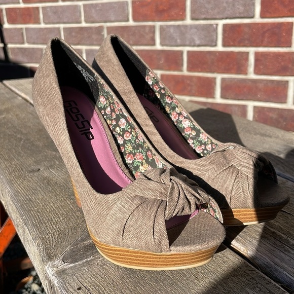 NWOT | GOSSIP |Textured Fabric Upper| Twisted Knot Peep Toe|Platform Heel|Size 6 - Picture 5 of 13